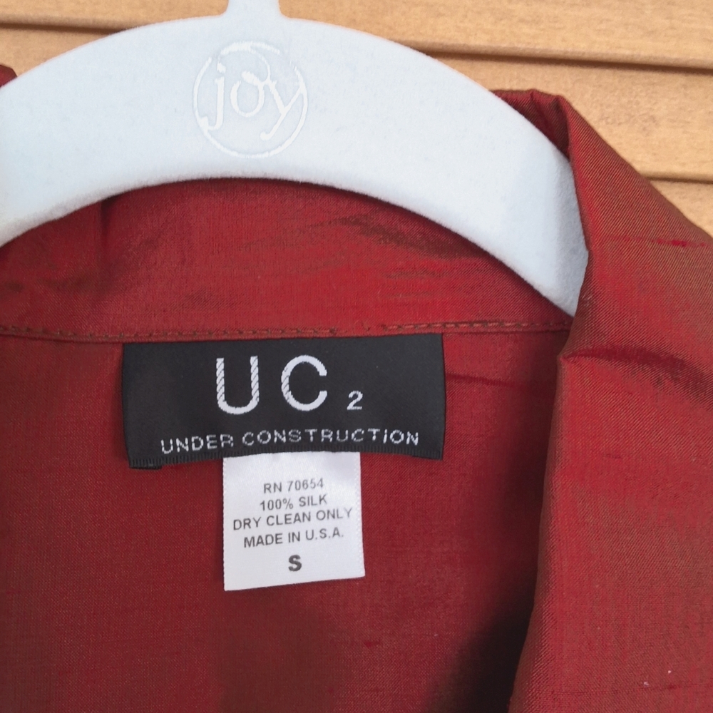 Holiday Time. Woman in Red Silk Shantung jacket - Picture 5 of 5